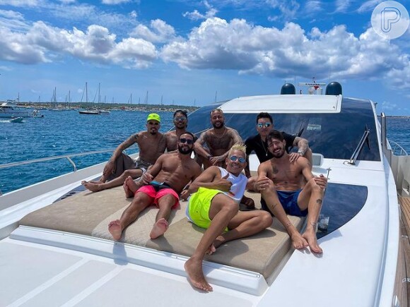 Neymar postou no feed do Instagram uma foto com os amigos no passeio de lancha, mas a influencer Bruna Biancardi não aparece