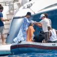 Neymar e a influencer Bruna Biancardi foram flagrados passeando de barco com amigos do jogador em Ibiza