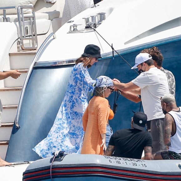 Neymar e a influencer Bruna Biancardi foram flagrados passeando de barco com amigos do jogador em Ibiza