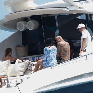 Neymar e a influencer Bruna Biancardi passearam de lancha em Ibiza, na Espanha