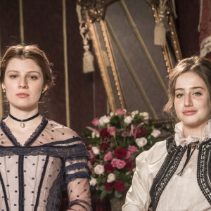 Isabel (Giulia Gayoso) e Leopoldina (Bruna Griphao) são as filhas de D.Pedro II (Selton Mello), na novela 'Nos Tempos do Imperador'