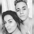Cantora Walkyria Santos grava vídeo após morte do filho para alertar outras mães sobre os perigos da internet
