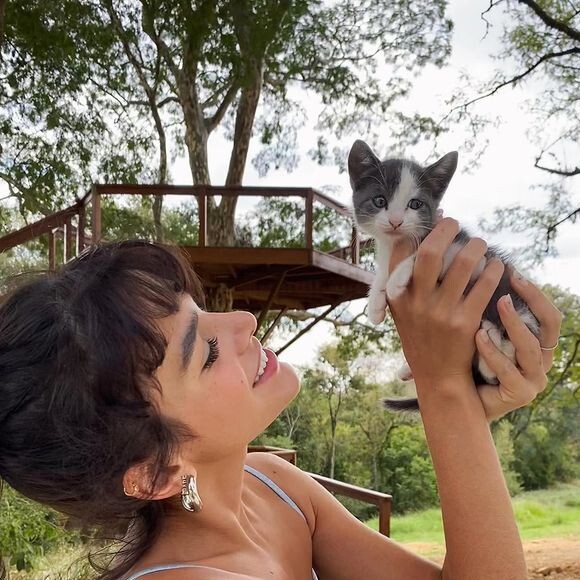 Bruna Marquezine e Enzo Celulari adotaram uma gata quando estavam juntos e agora se uniram para conseguir um prêmio para o animal