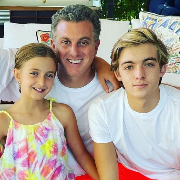 Luciano Huck posou com os filhos neste Dia dos Pais