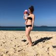 Nathalia Dill também mostrou corpo real ao ir à praia com a filha
