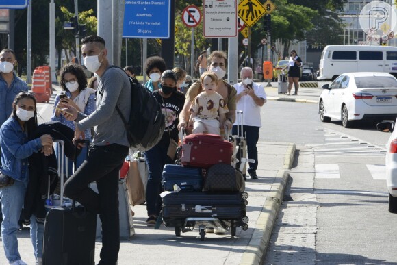 O médico Thales Bretas foi fotografado ao deixar aeroporto no Rio com os dois filhos