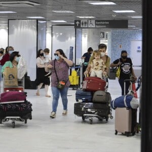 Thales Bretas deixa aeroporto com irmã e mãe de Paulo Gustavo, Juliana e Déa