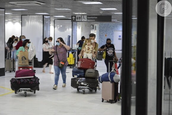 Thales Bretas deixa aeroporto com irmã e mãe de Paulo Gustavo, Juliana e Déa