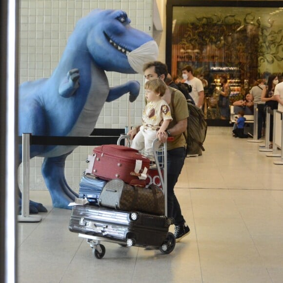 Viúvo de Paulo Gustavo, Thales Bretas deixou aeroporto na companhia dos filhos