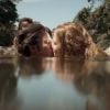 Cena de beijo entre Mimi (Yanna Lavigne) e Gironda (Hanna Romanazzi) na novela 'Liberdade, Liberdade'