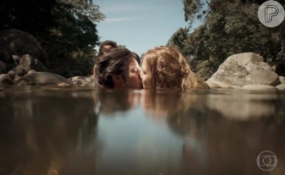 Cena de beijo entre Mimi (Yanna Lavigne) e Gironda (Hanna Romanazzi) na novela 'Liberdade, Liberdade'