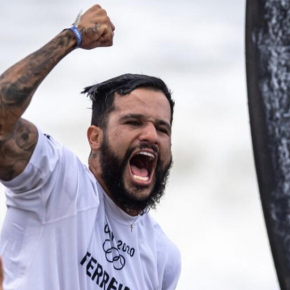 Ítalo Ferreira comentou um emoji de vampiro na foto de Juliette, já que a ex-BBB usava um vestido vermelho brilhante