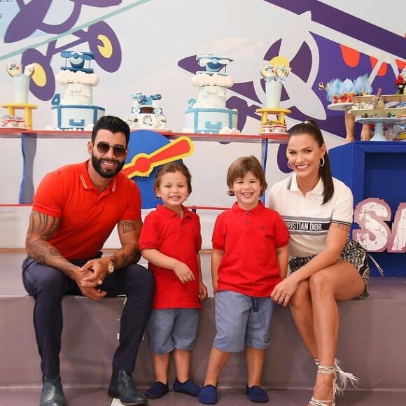 Gusttavo Lima renovou passaporte com Andressa Suita e os filhos, Gabriel, de 4 anos e Samuel, de 3, antes da turnê nos EUA mas não foi acompanhado por família