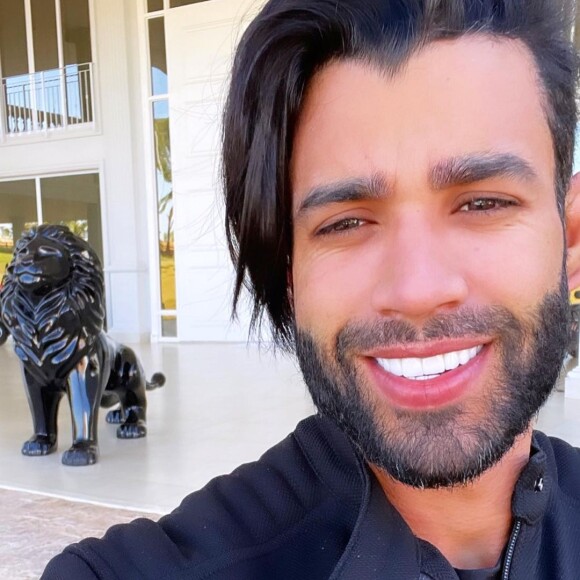 Gusttavo Lima havia aderido a visual novo, mas voltou ao cabelo anterior, com topete, após iniciar turnê nos EUA