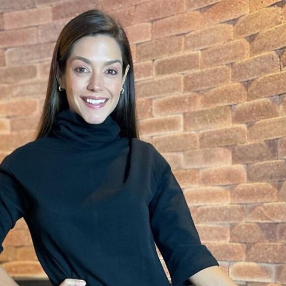 Thais Fersoza combinou vestido com tênis e ganhou elogios na web