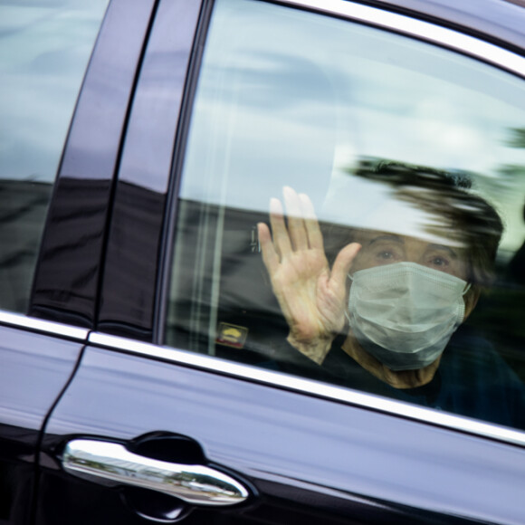 Gloria Menezes ficou emocionada com homenagem da equipe médica