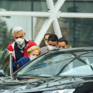 Alta de Gloria Menezes: vídeo retrata emoção e cartaz feito por equipe médica. Confira!