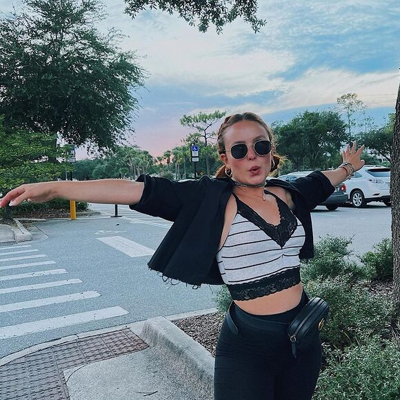 Larissa Manoela foi aos EUA com Bianca Palhares e sua mãe a repreendeu após atriz pagar ingresso da amiga para show de Justin Bieber