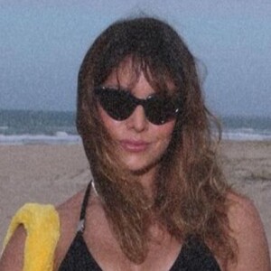 Thyane Dantas mostrou corpo definido de biquíni na praia com bolsa de R$7,6 mil