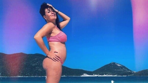 Fabiula Nascimento mostra barriga de gravidez em foto de biquíni e famosos elogiam
