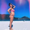 Fabiula Nascimento mostrou barriga de gravidez de gêmeos em foto na praia