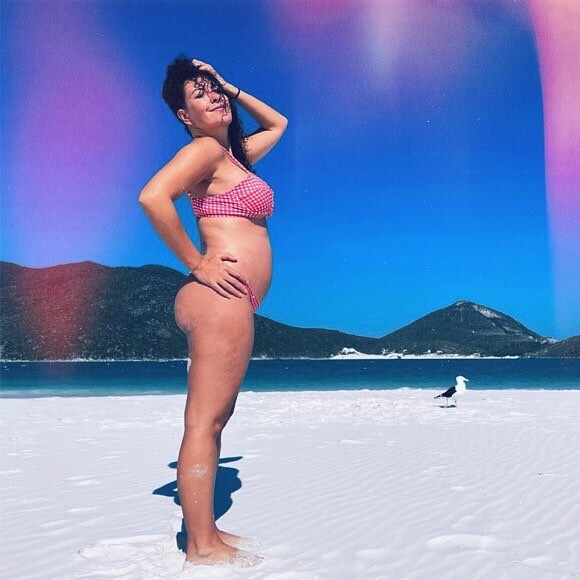 Fabiula Nascimento mostrou barriga de gravidez de gêmeos em foto na praia