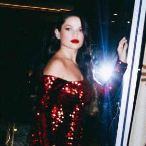 Juliette usou vestido vermelho de Lethicia Broinstein e estilista disse não ter sido avisada