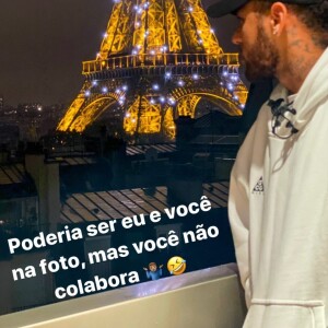 Neymar lamenta ausência de affair em foto em frente à Torre Eiffel