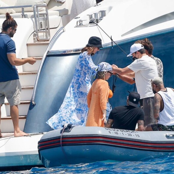 Neymar e Bruna Biancardi foram vistos juntos pela primeira vez em um passeio por Ibiza com os amigos do jogador