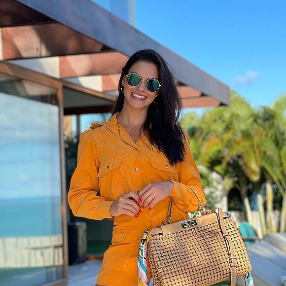 Andressa Suita exibiu looks de marca durante a viagem