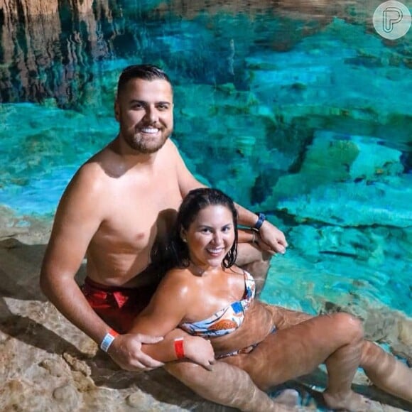 Zé Neto e Natália Toscano visitaram uma espécie de caverna com águas cristalinas