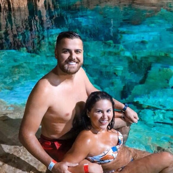 Zé Neto e Natália Toscano visitaram uma espécie de caverna com águas cristalinas