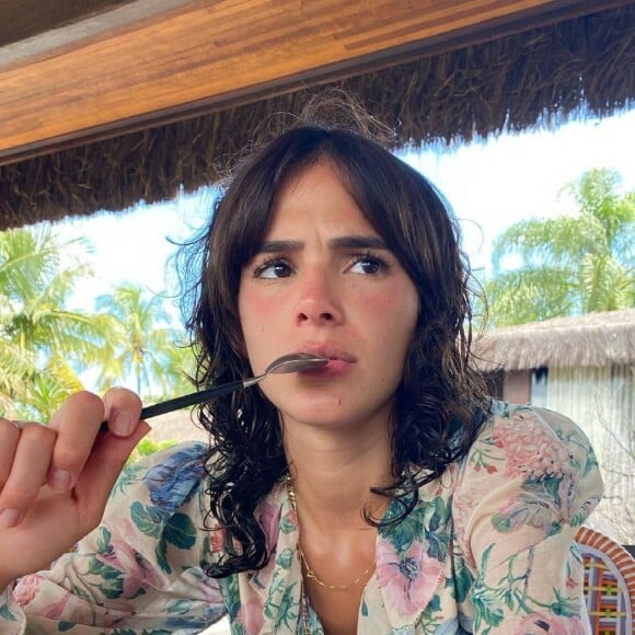 Bruna Marquezine revelou TOC após ter aderido ao novo visual com franja: 'Não posso me ver que eu fico tocando na franja'