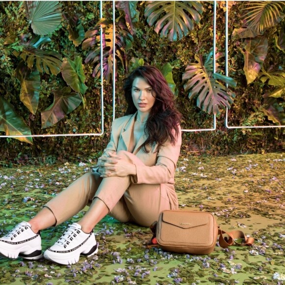 Andressa Suita valoriza looks com blazers, vestidos e tênis