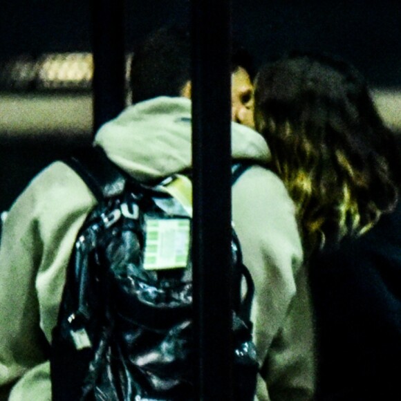 Giovanna Lancellotti beijou Gabriel David em aeroporto de São Paulo