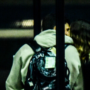 Giovanna Lancellotti e Gabriel David trocaram beijos em aeroporto de São Paulo