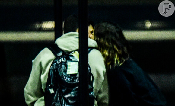 Giovanna Lancellotti e Gabriel David trocaram beijos em aeroporto de São Paulo