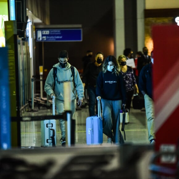 Giovanna Lancellotti foi vista ao lado de Gabriel David em aeroporto de SP