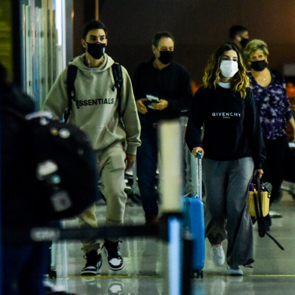 Giovanna Lancellotti foi clicada com Gabriel David antes de embarcar