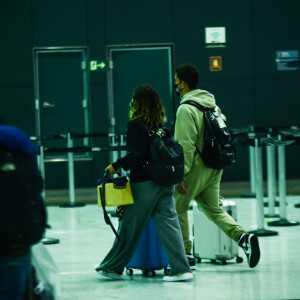 Giovanna Lancellotti deixou aeoroporto de São Paulo com Gabriel David