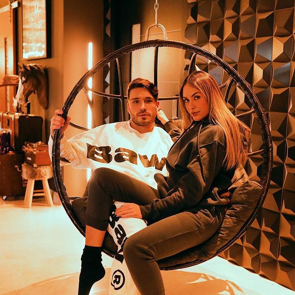 Lucas Viana continuou: 'Bora começar a semana com energia lá em cima, né, amor?'