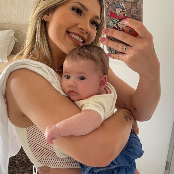 Filha de Virgínia Fonseca e Zé Felipe rejeitou amamentação: 'Passado alguns dias, ela ficava 5 minutos no peito e rejeitava, porque eu não tinha leite'