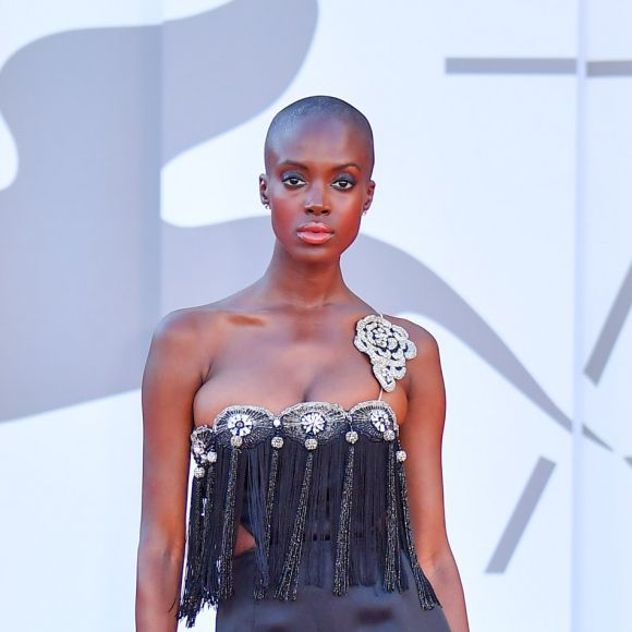 Madisin Rian usa vestido de ombro único com bordado e cauda sereia