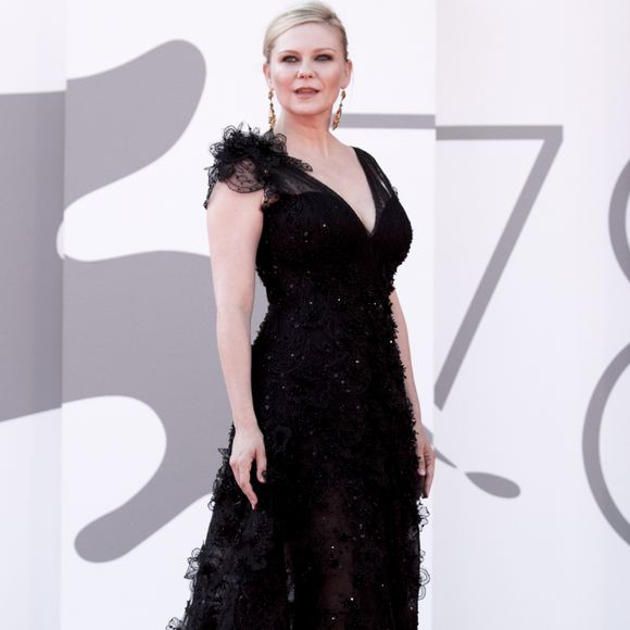 A atriz Kristen Durst usou longo bordado Giorgio Armani