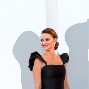 Penélope Cruz usou longo Chanel P&B no red carpet de 'Madres Paralelas'
