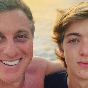 Filho de Luciano Huck chamou atenção por voz parecida com a do pai, em homenagem na TV
