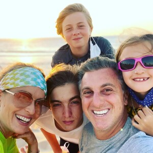 Filho de Luciano Huck, Joaquim parebenizou o pai por aniversário e chegada aos domingos: 'É um motivo a mais para vibrar com suas vitórias'