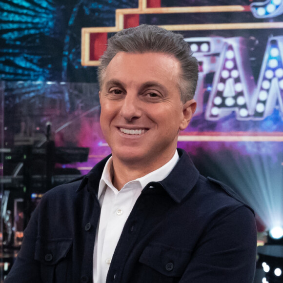 Luciano Huck comemorou 50 anos no 'Mais Você' e comentou sua estreia aos domingos