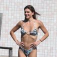 Mariana Goldfarb apostou em truque simples e inusitado para melhorar look praiano com biquíni virado