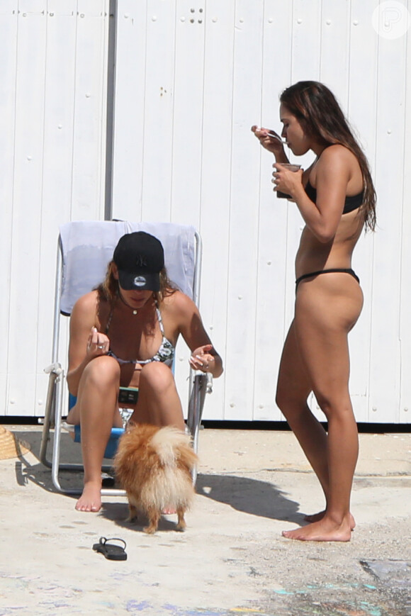 Mariana Goldfarb brincou com cachorros no local em que curtiu dia de praia com biquíni estampado
